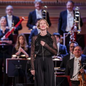 Η Joana Mallwitz διευθύνει την ορχήστρα σου Μεγάρου Μουσικής του Βερολίνου