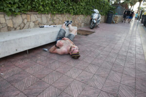 Μεθυσμένος τουρίστας πεσμένος από το παγκάκι