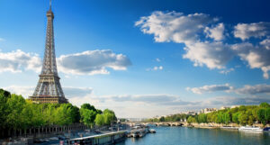 Ο ποταμός Σηκουάνας και ο πύργος του Άιφελ στο Παρίσι.