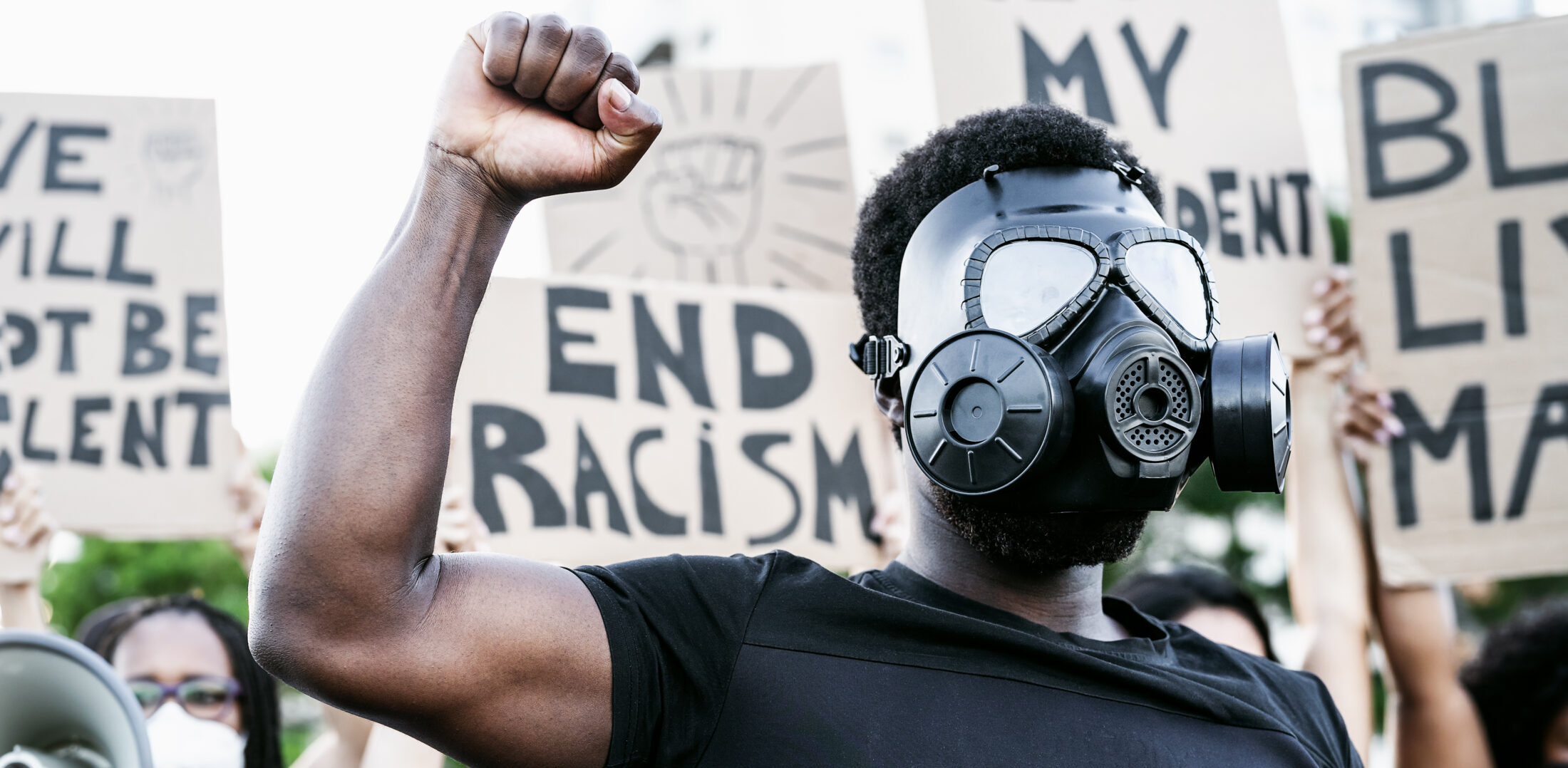 Ακτιβιστής με μάσκα αερίου διαδηλώνει κατά του ρατσισμού στις ΗΠΑ, στο πλαίσιο του κινήματος «Black Lives Matters». Με μια δόση MDMA σκοτώνεις έναν ρατσιτσή