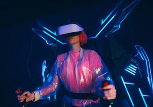 Γυναίκα - gamer με VR Headset παίζει παιχνίδια