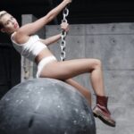 Η Μάιλι Σάιρους πάνω σε μια μπάλα κατεδάφισης στο video clip Wrecking Ball"