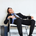 Κοιμισμένος άνδρας με κοστούμι και γραβάτα πάνω σε καρέκλα