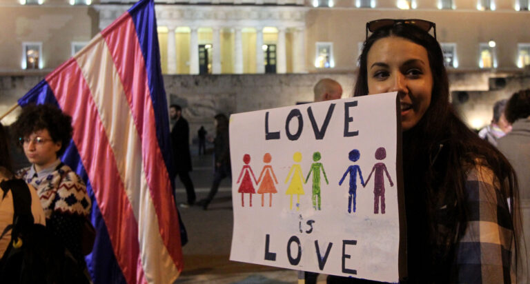 Συγκέντρωση έξω από τη Βουλή από ομοφυλοφιλικές οργανώσεις