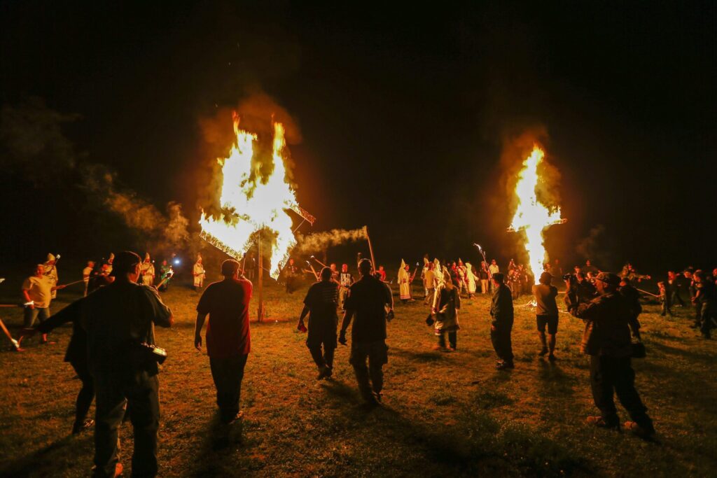 Tο νεοναζιστικό Εθνικοσοσιαλιστικό Κίνημα και οπαδοί της Κου Κλουξ Κλαν συμμετέχουν σε καύση σταυρού και σβάστικας στο Temple της Τζόρτζια. Οι πεποιθήσεις τους μπορούν να αλλάξουν με λίγο MDMA