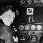 H Amelia Earhart μέσα σε ένα αεροπλάνο