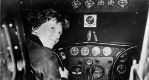 H Amelia Earhart μέσα σε ένα αεροπλάνο