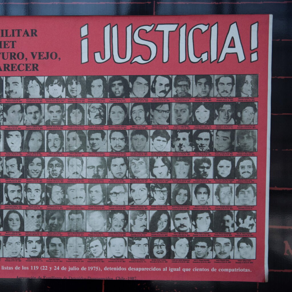 Πόστερ με τις φωτογραφίες των αγνοουμένων από την περίοδο της δικτατορίας Πινοσέτ στη Χιλή