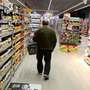 Άνδρας ψωνίζει σε σούπερ μάρκετ