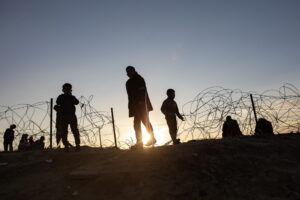 Εκτοπισμένοι Παλαιστίνιοι περπατούν κοντά στα παλαιστινιο-αιγυπτιακά σύνορα στον καταυλισμό της Ράφα, στη νότια Λωρίδα της Γάζας