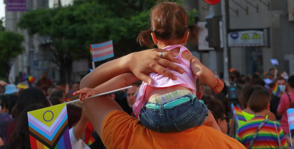 Μωρό στις πλάτες υποστηρικτή των δικαιωμάτων της LGBT κοινότητας