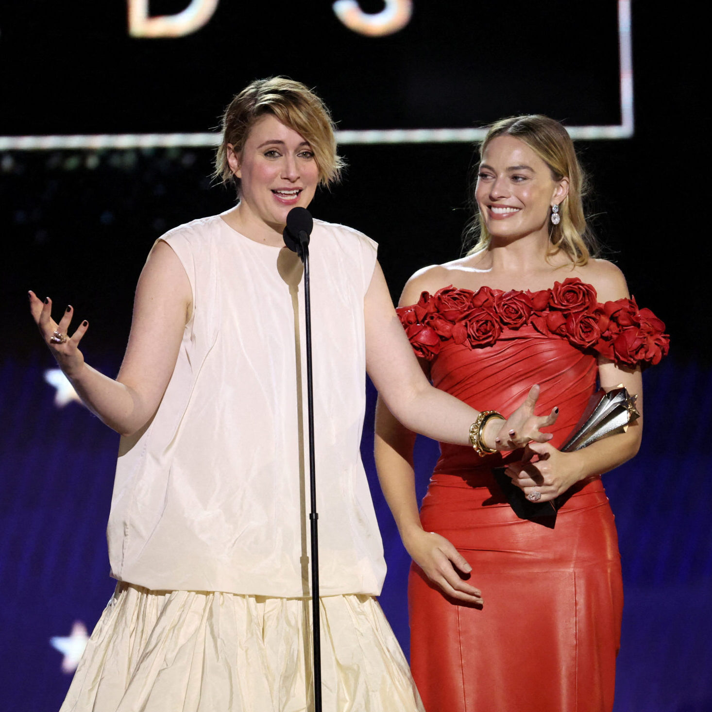 Η Gerwik με μπεζ φόρεμα και η Robbie με κόκκινο στα Critic Choice Awards
