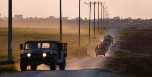 στρατιωτικά τζιπ σε δρόμο στα σύνορα
