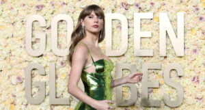 Η Taylor Swift ποζάρει στα βραβεία Golden Globes