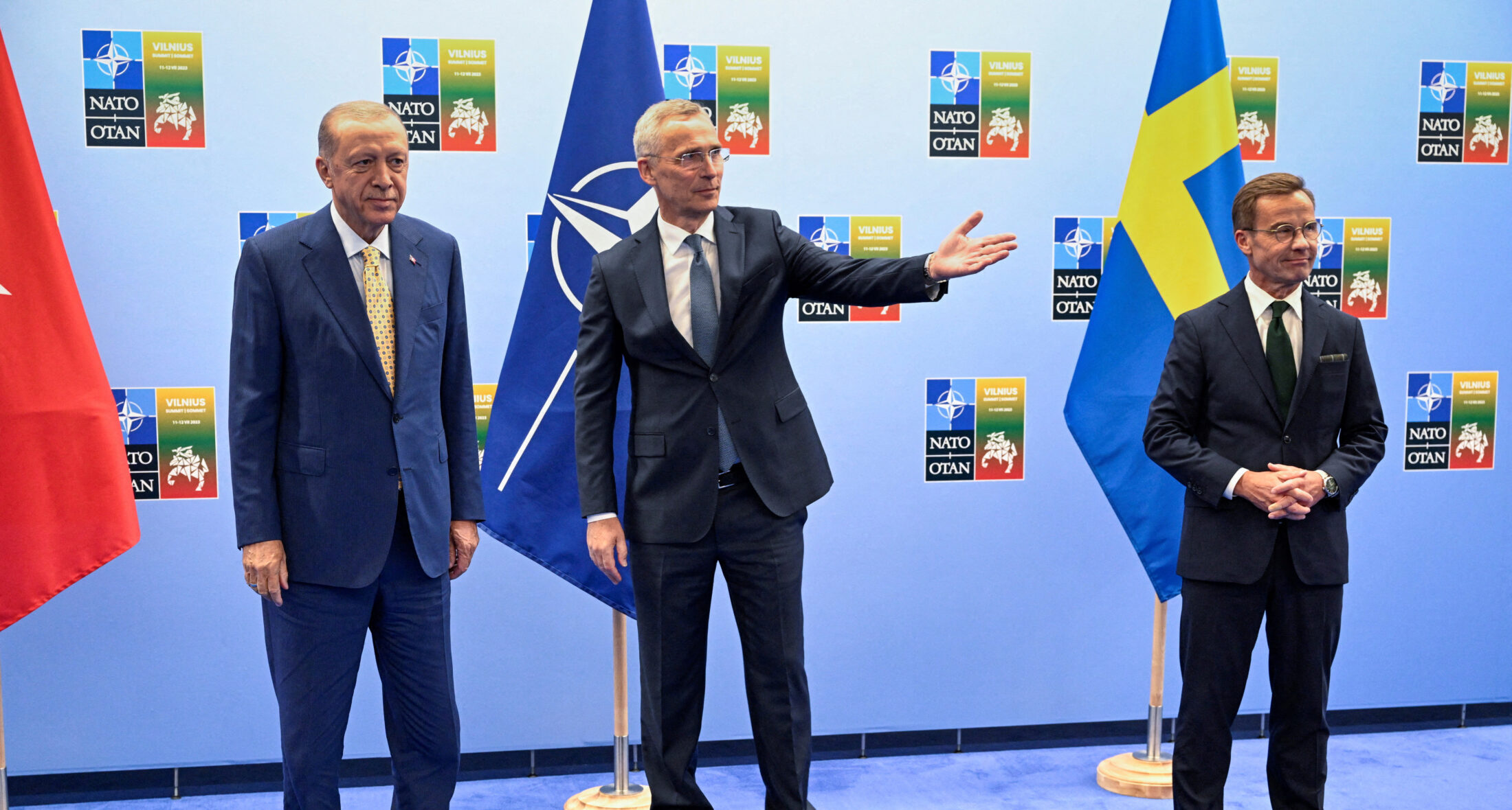 Ο Πρόεδρος της Τουρκίας στέκεται μαζί τον Σουηδό πρωθυπουργό και τον γενικό γραμματέα του ΝΑΤΟ