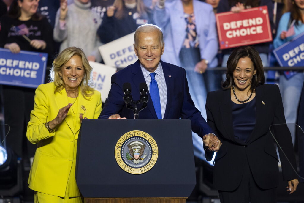 Ο Αμερικανός πρόεδρος Τζο Μπάιντεν στο κέντρο και αριστερά η σύζυγός του Τζιλ και δεξιά η αντιπρόεδρος των ΗΠΑ Καμάλα Χάρις