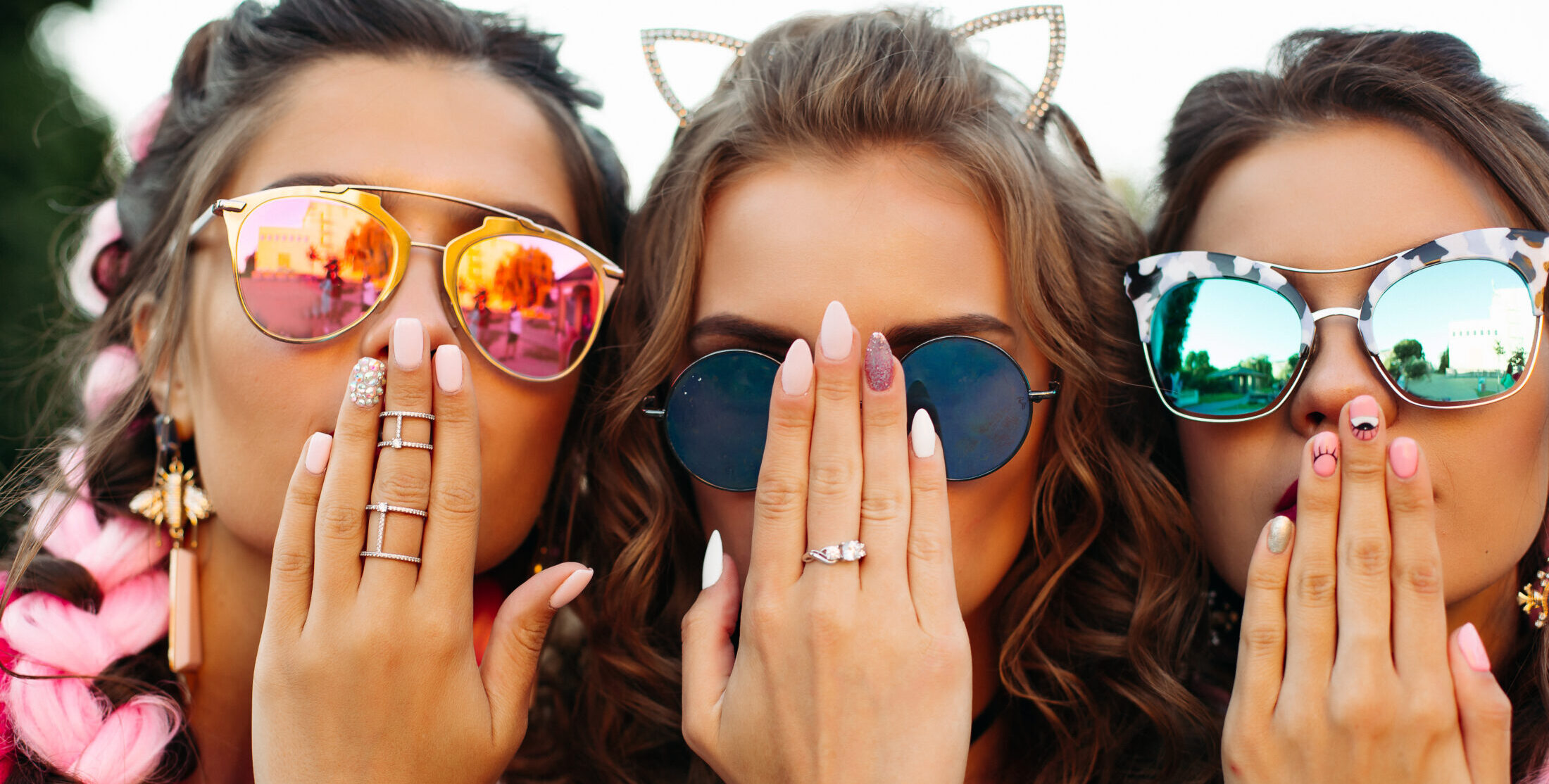 τρία κορίτσια δείχνουν τα πολύχρωμα νύχια τους - δεν είναι όμως οι τάσεις για το 2024
