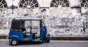 ηλεκτρικό rickshaw μπλε έξω από κτήριο