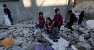 Παιδιά βρίσκονται ανάμεσα σε συντρίμμια στη Γάζα
