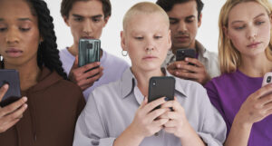 άτομα με κινητό σερφάρουν στα social