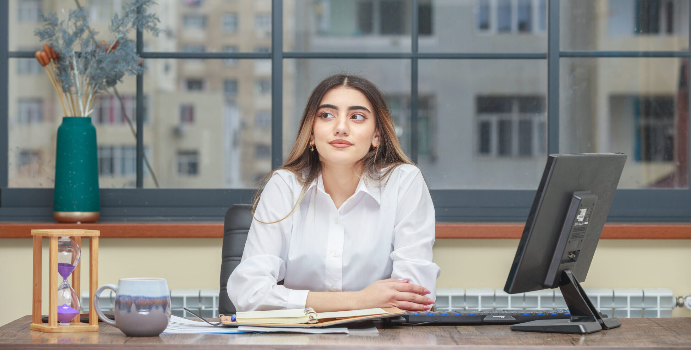 νεαρό κορίτσι υποστηρίκτρια του Lazy Girl Job κάθεται σε γραφείο με υπολογιστή