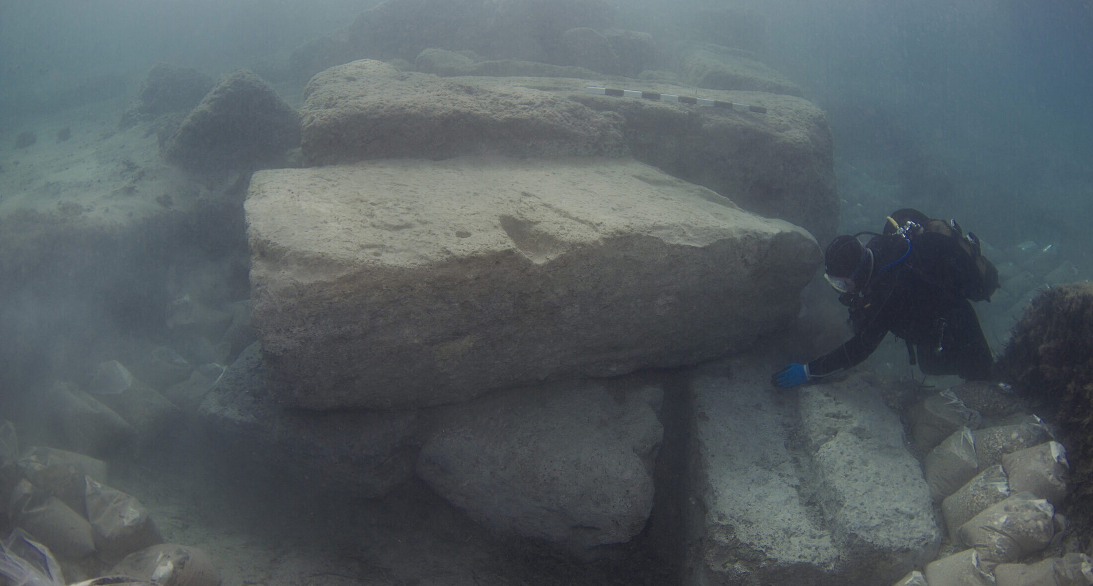 Αρχαιολόγος ανασκάπτει ξυλότυπους θεμελίωσης στο αρχαίο λιμάνι του Λεχαίου