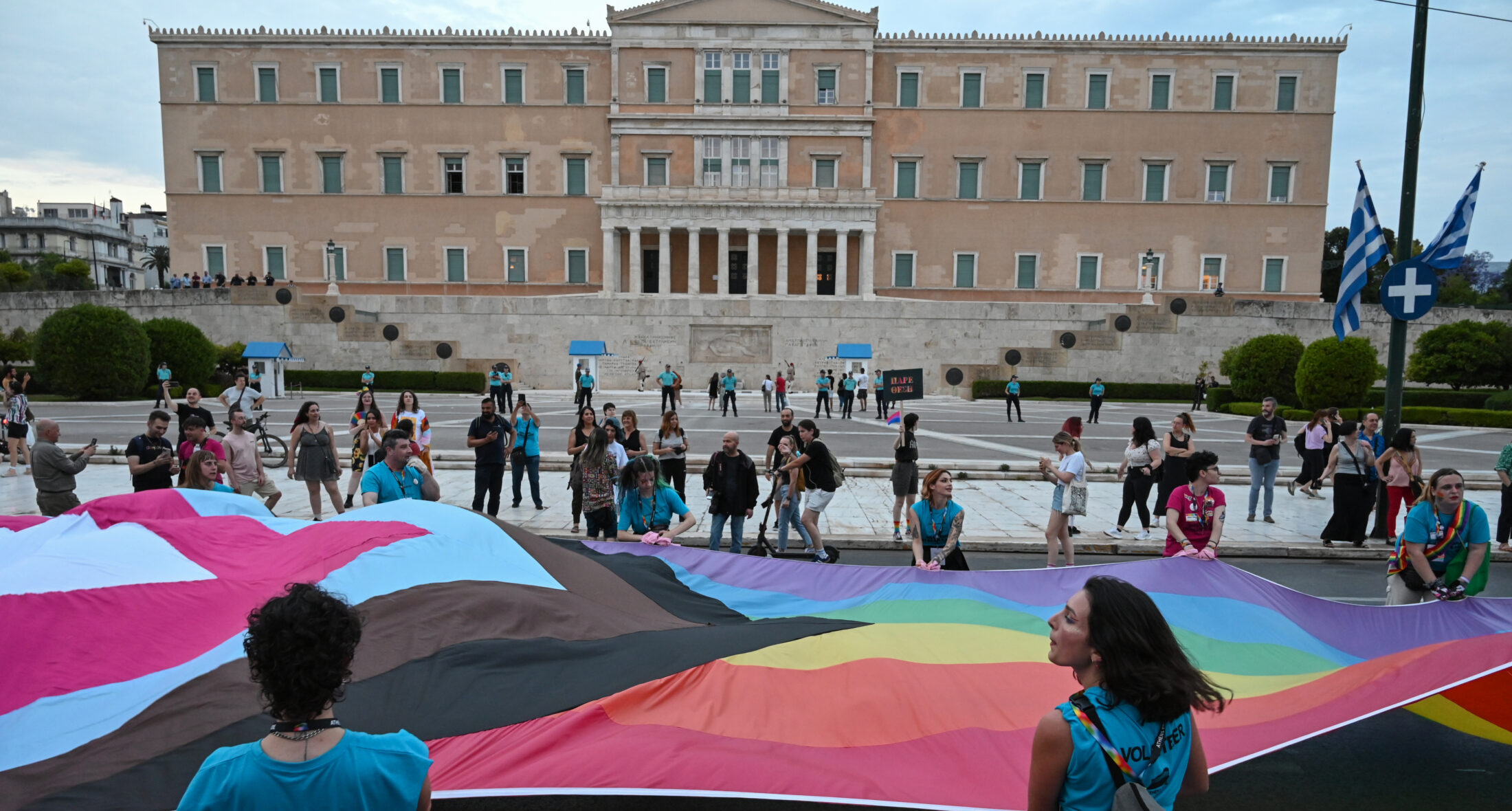 Διαδηλωτές ανεμίζουν μια γιγαντιαία σημαία του ουράνιου τόξου μπροστά από το ελληνικό Κοινοβούλιο
