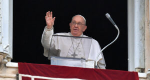 Πάπας Φραγκίσκος τελεί την προσευχή στο Βατικανό