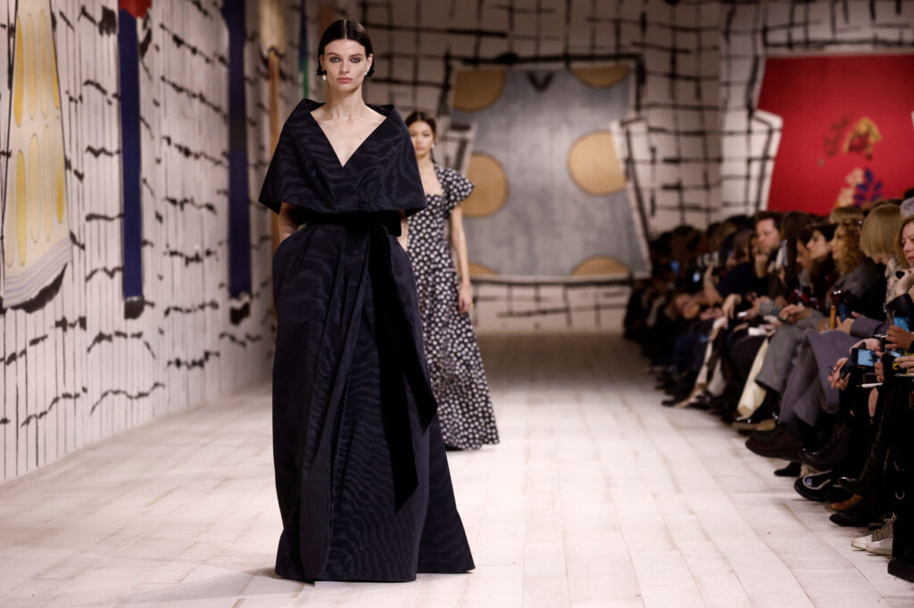 Δημιουργία της σχεδιάστριας Maria Grazia Chiuri στο πλαίσιο της επίδειξης της συλλογής Haute Couture Άνοιξη-Καλοκαίρι 2024
