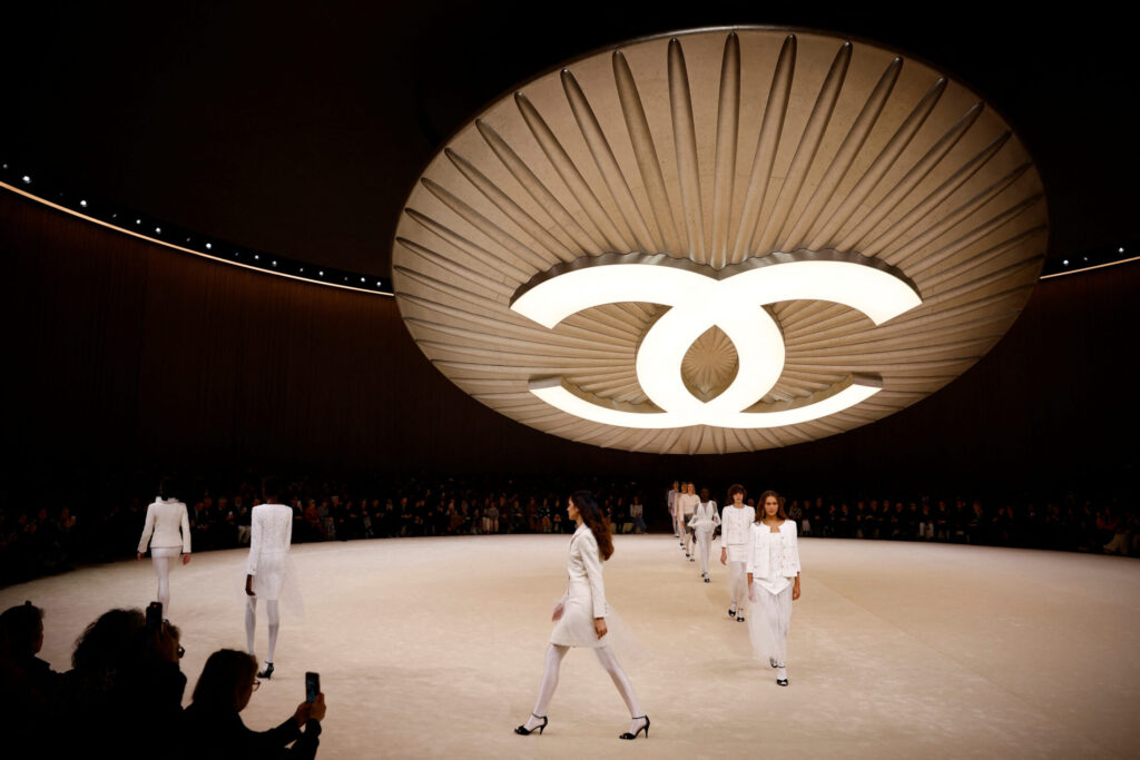 Δημιουργίες του οίκου Chanel στην Εβδομάδα Μόδας στο Παρίσι