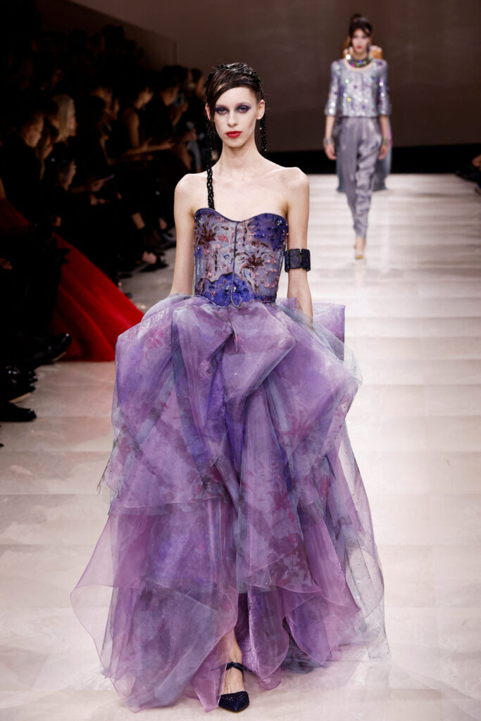 Δημιουργία του σχεδιαστή Giorgio Armani στο πλαίσιο της επίδειξης της συλλογής Haute Couture Άνοιξη-Καλοκαίρι 2024