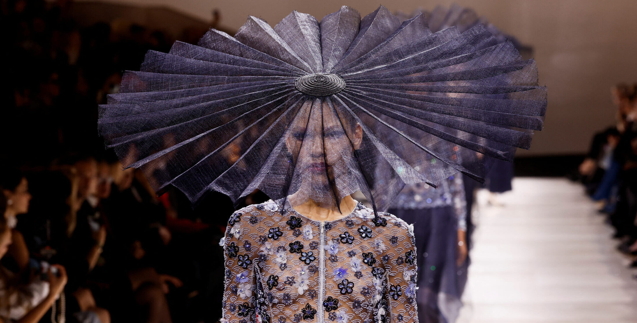 Δημιουργία του σχεδιαστή Giorgio Armani στο πλαίσιο της επίδειξης της συλλογής Haute Couture Άνοιξη-Καλοκαίρι 2024
