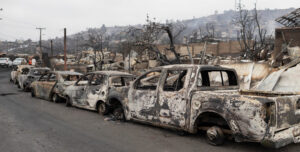 Καμένα αυτοκίνητα από τις καταστροφικές πυρκαγιές στη Χιλή
