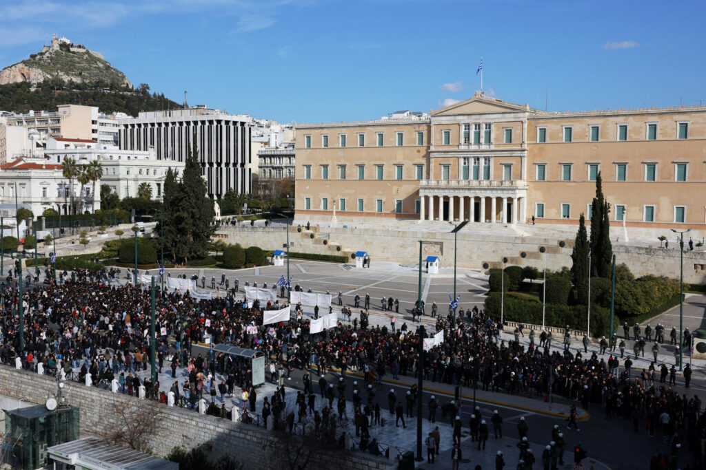 Φοιτητές διαδηλώνουν μπροστά στη Βουλή