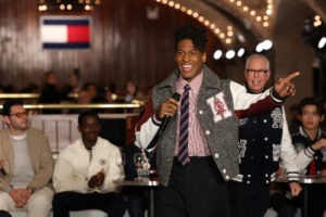 Ο μουσικός Jon Batiste στην επίδειξη της συλλογής Tommy Hilfiger