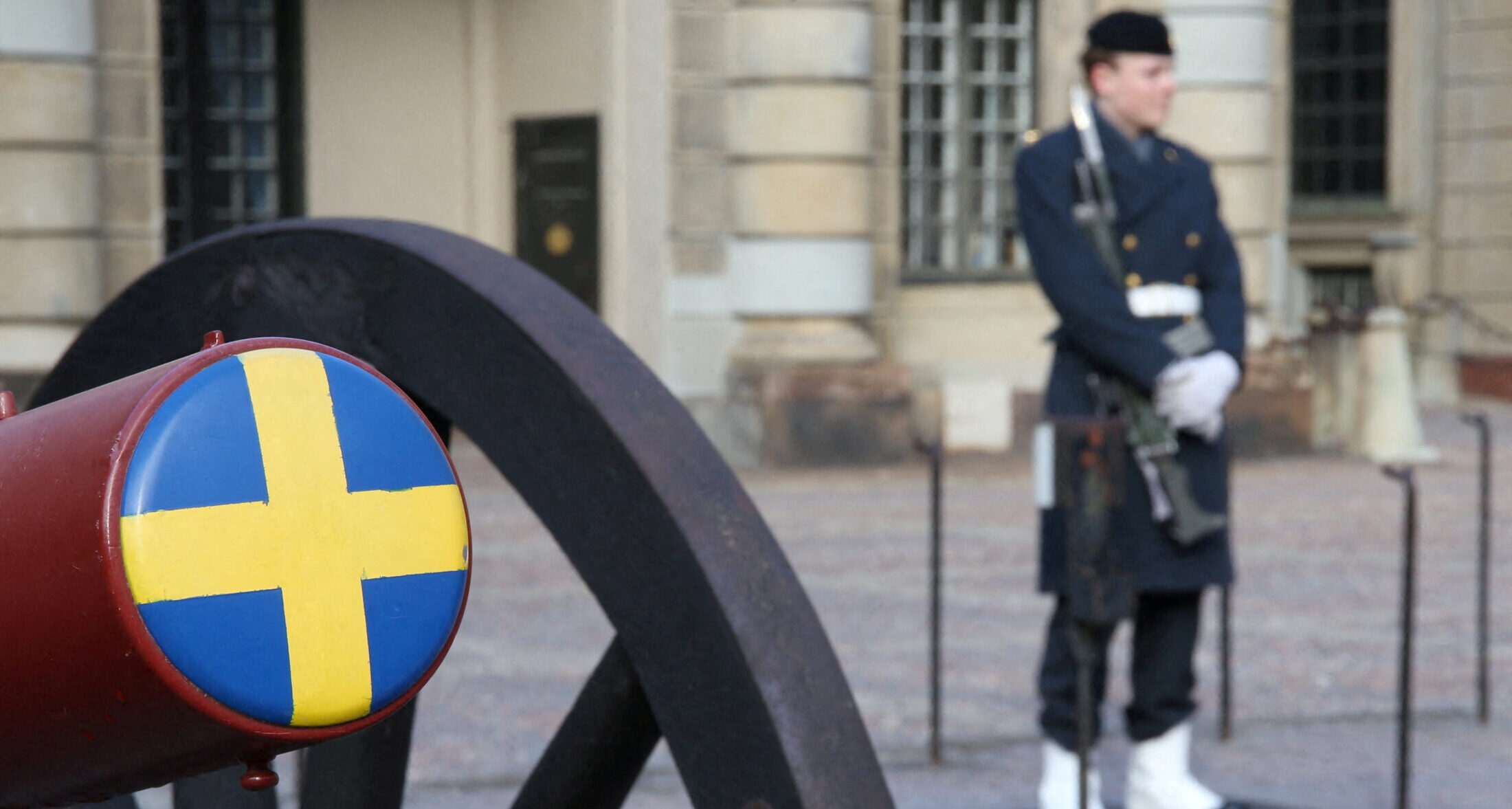 Σουηδός στρατιώτης φυλάει σκοπιά δίπλα σε ένα τελετουργικό κανόνι στην αυλή του Βασιλικού Παλατιού στη Στοκχόλμη