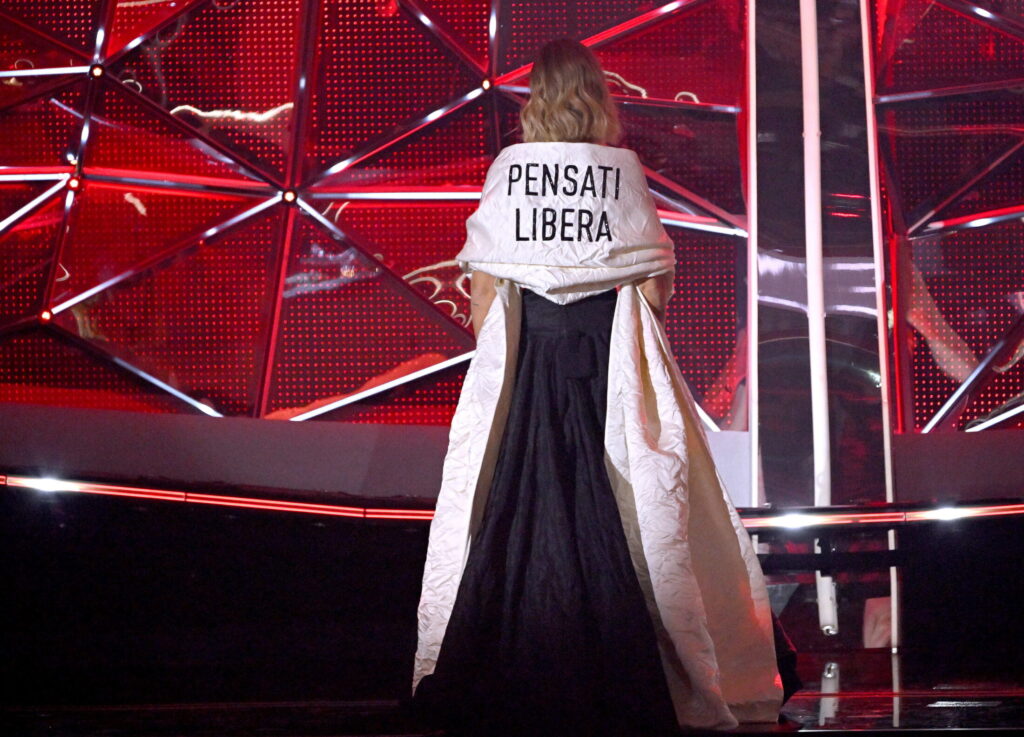 Στο φεστιβάλ του Σαν Ρέμο η Ferragni είχε εμφανιστεί με ρούχο που έγραφε «να σκέφτεσαι τον εαυτό σου με ελευθερία»