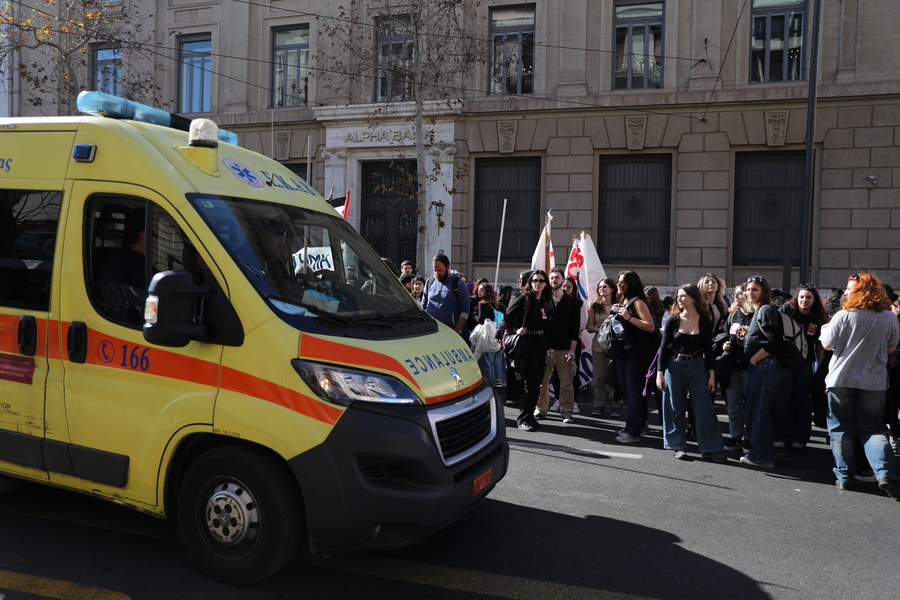 Ασθενοφόρο φτάνει στο πανεκπαιδευτικό συλλαλητήριο κατά τη διάρκεια έντασης μεταξύ φοιτητών