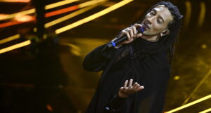 Ο Ιταλός τραγουδιστής Ghali τραγουδά στο 74ο φεστιβάλ Ιταλικού Τραγουδιού