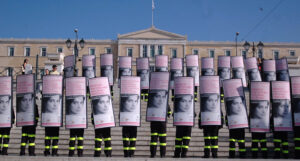Μέλη του ομίλου Εθελοντών κατά του καρκίνου «ΑγκαλιάΖΩ» κρατάνε πλακάτ στην πλατεία Συντάγματος , Δευτέρα 22 Ιανουαρίου 2007 . Με το σύνθημα ότι «ο Καρκίνος του Τραχήλου της Μήτρας μπορεί εύκολα να εξαλείψει»