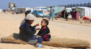Γάζα κορίτσι ταΐζει τον μικρότερο αδερφό της