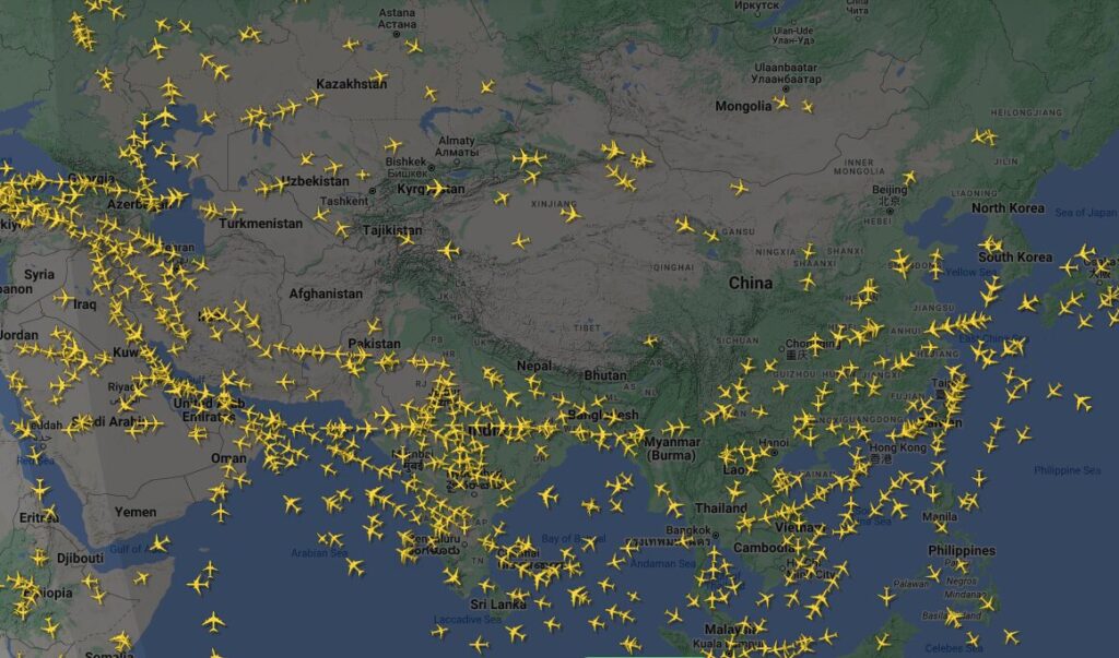 Εικόνα από το Flight Radar που δείχνει τις πτήσεις σε όλον τον κόσμο