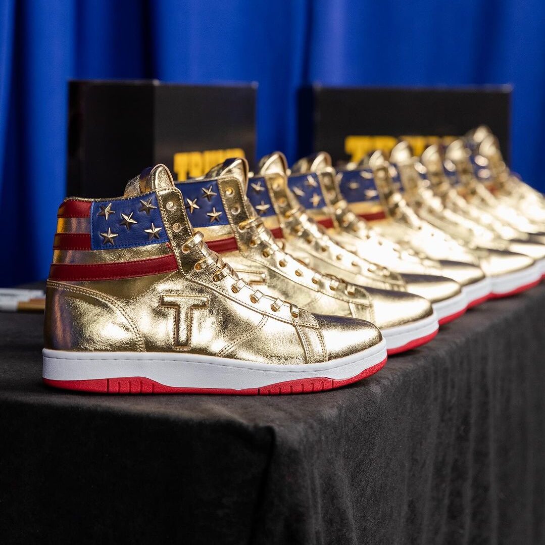 Το χρυσαφί «Never Surrender High-top sneaker» του Τραμπ κοστίζει 399 δολάρια