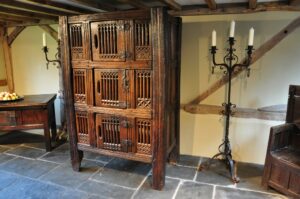 ξύλινη μεσαιωνική ντουλάπα