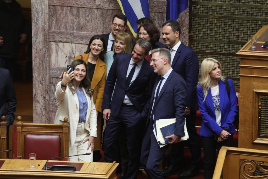 selfie του πρωθυπουργού με βουλευτές
