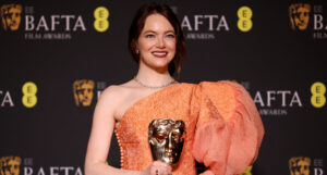 BAFTA 2024 η Έμα Στόουν κρατά το βραβείο της