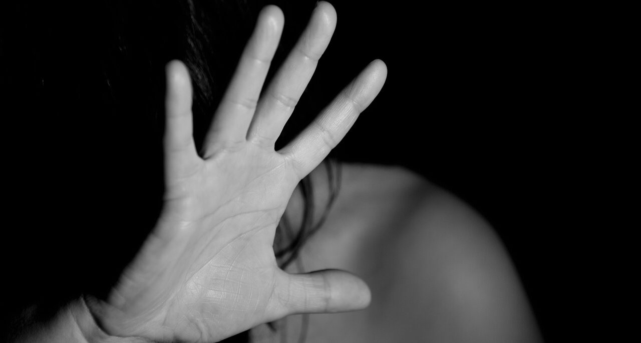 γυναικοκτονία στο Ηράκλειο γυναίκα υψώνει το χέρι για να προφυλαχθεί