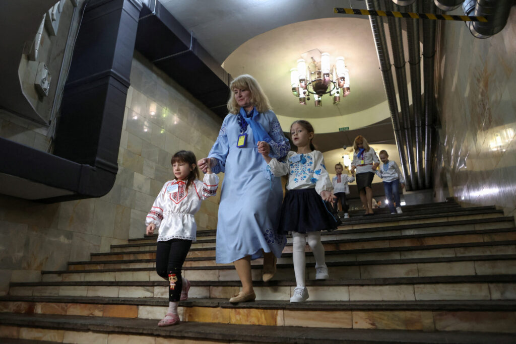Παιδιά στο Χάρκοβο κατεβαίνουν τις σκάλες του μετρό για να πάνε στο μάθημά τους