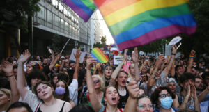 άνθρωποι με σημαίες pride θα ήταν υπέρ στο νομοσχέδιο τον γάμο στα ομόφυλα ζευγάρια