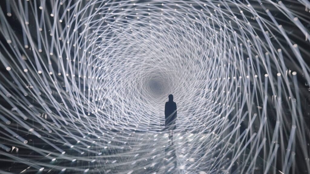 Έργο τέχνης με τίτλο "Tunnel into the Mirror Universe" από την ομάδα teamLab